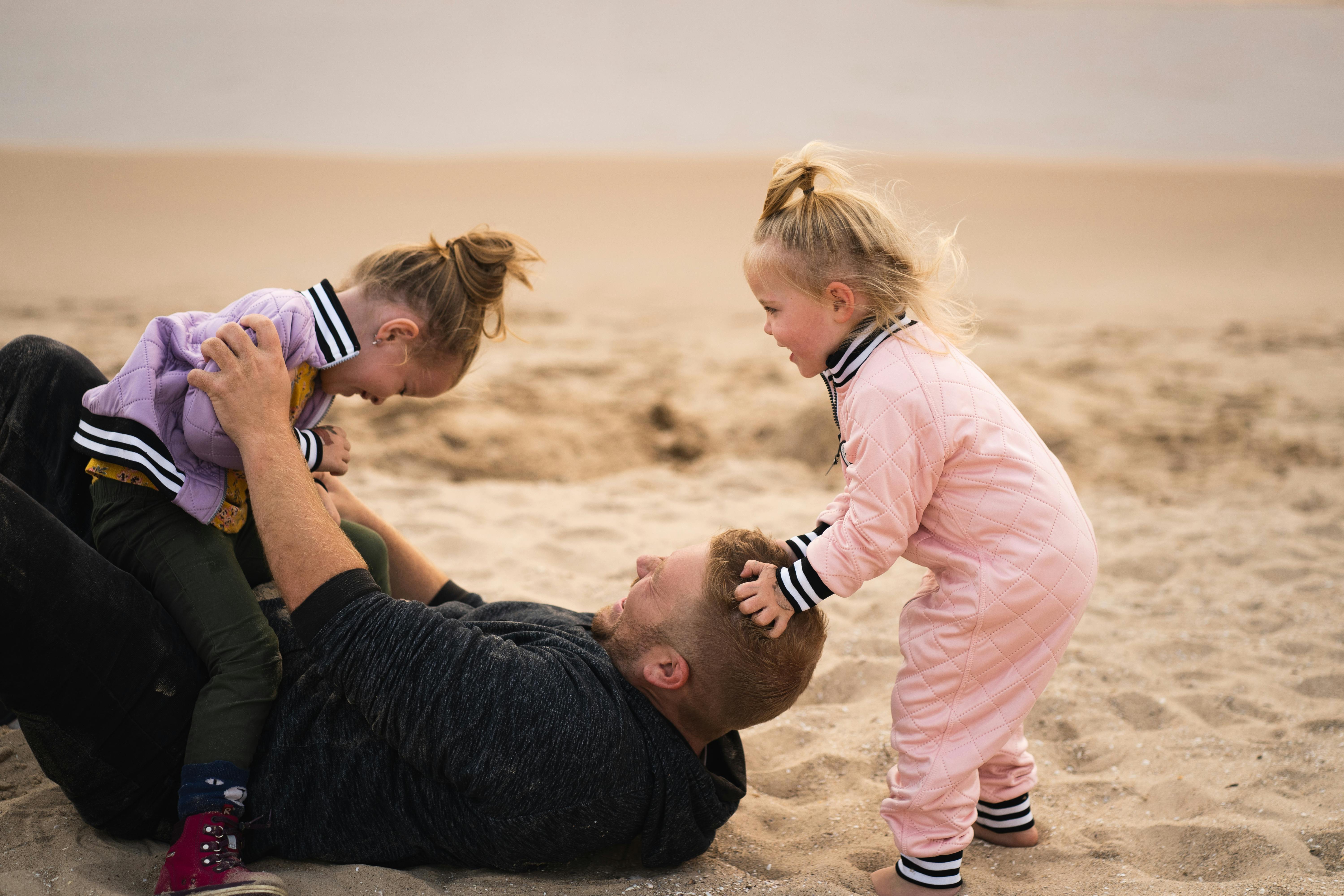 A father playing with his children | Source: Pexels