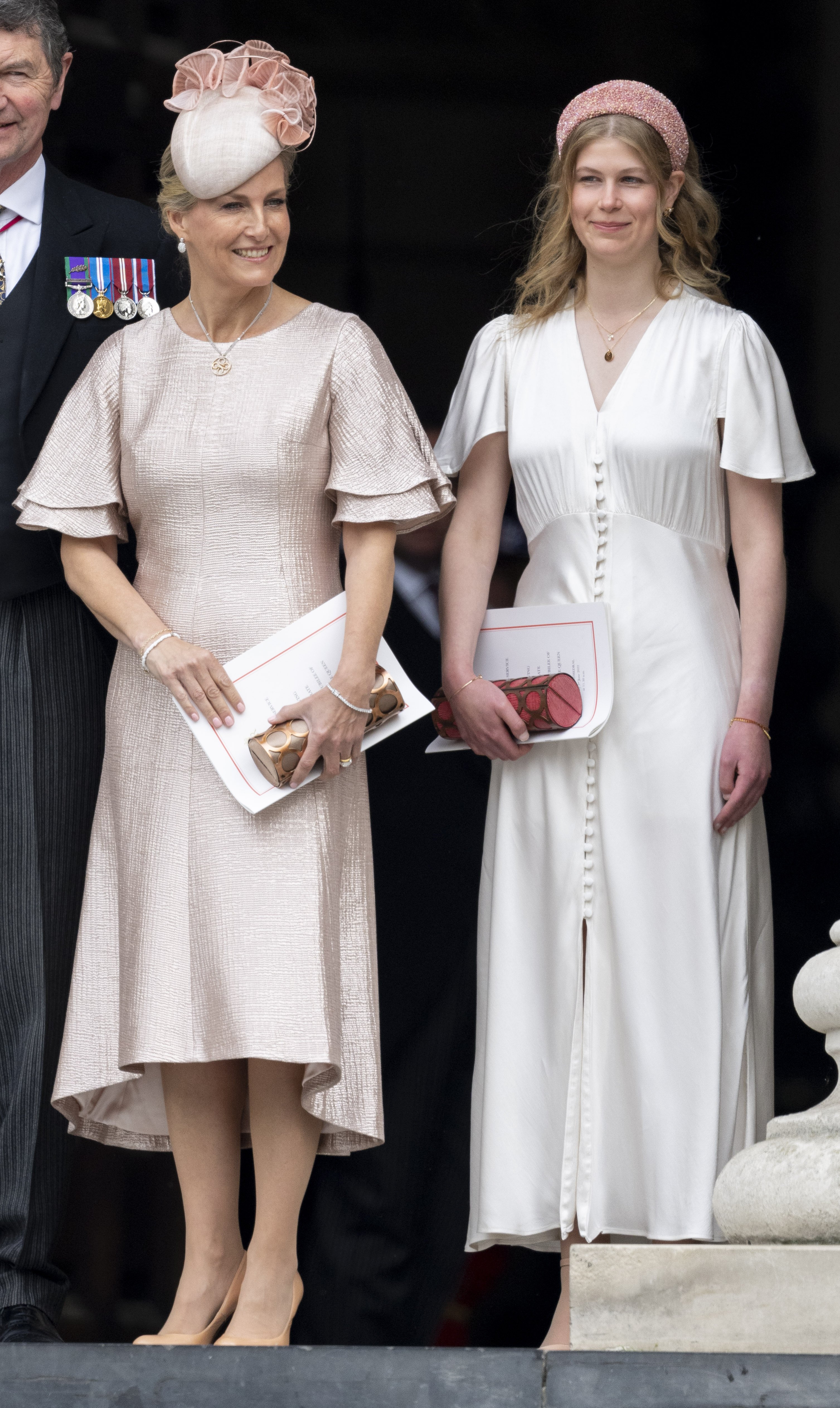 Sophie, Condesa de Wessex y Lady Louise Windsor asisten a un Servicio Nacional de Acción de Gracias en la Catedral de San Pablo el 3 de junio de 2022 en Londres, Inglaterra. | Foto: Getty Images