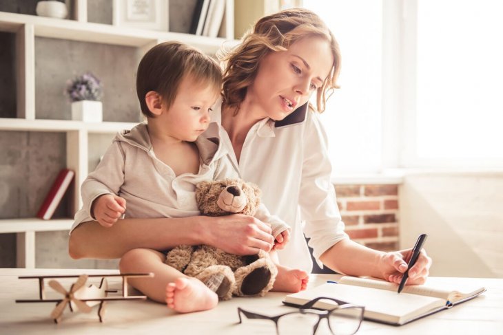 Madre enseña a hijo. | Imagen: Shutterstock