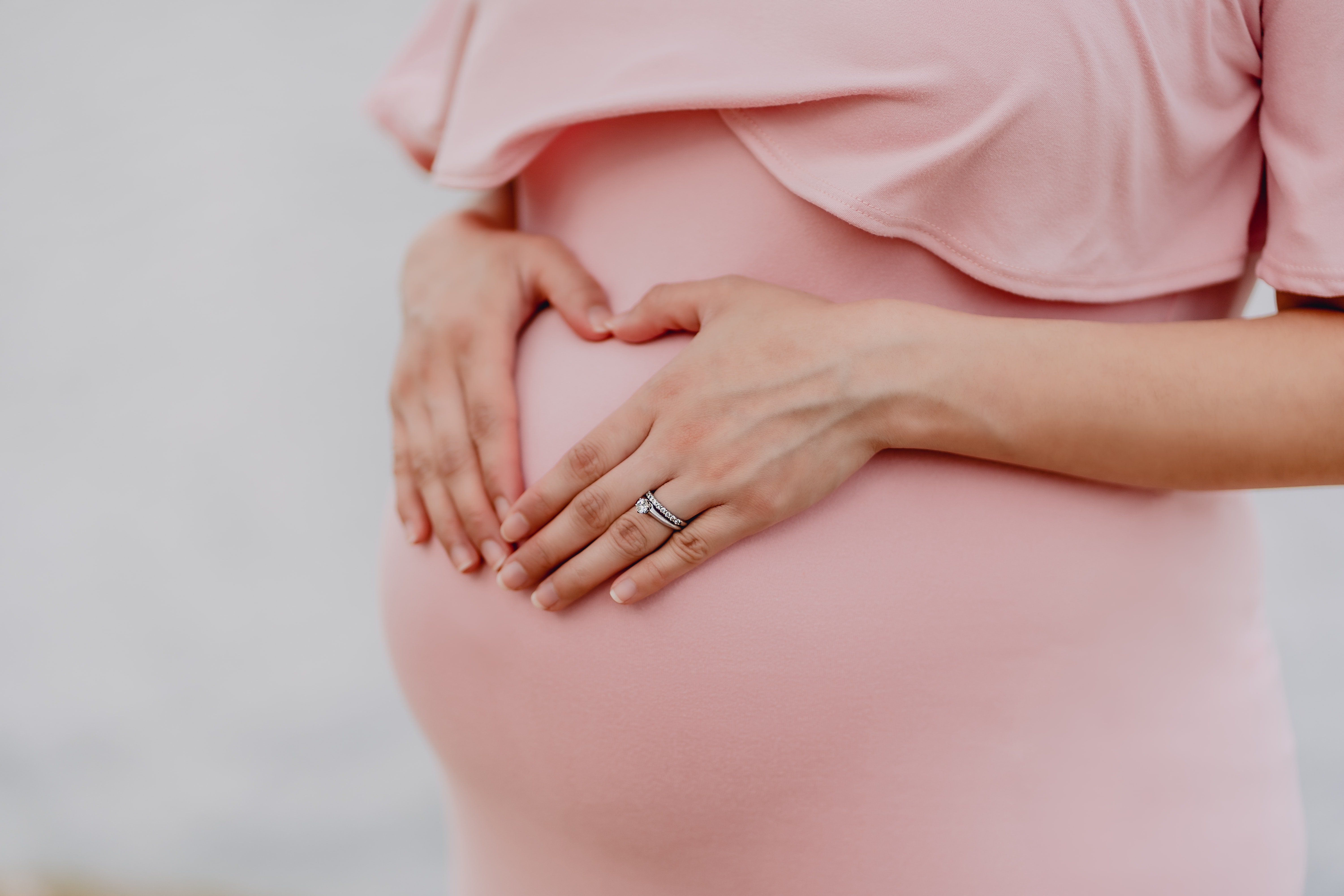 Una mujer luce su prominente abdomen de embarazada. | Foto: Pexels