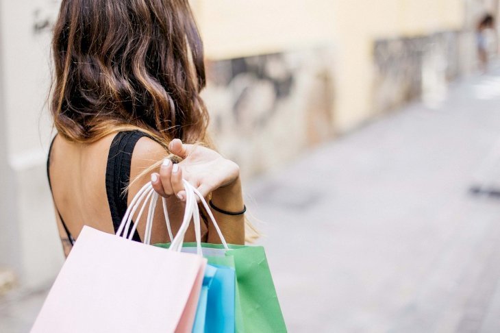 Woman with shopping bags | Source: Pixabay