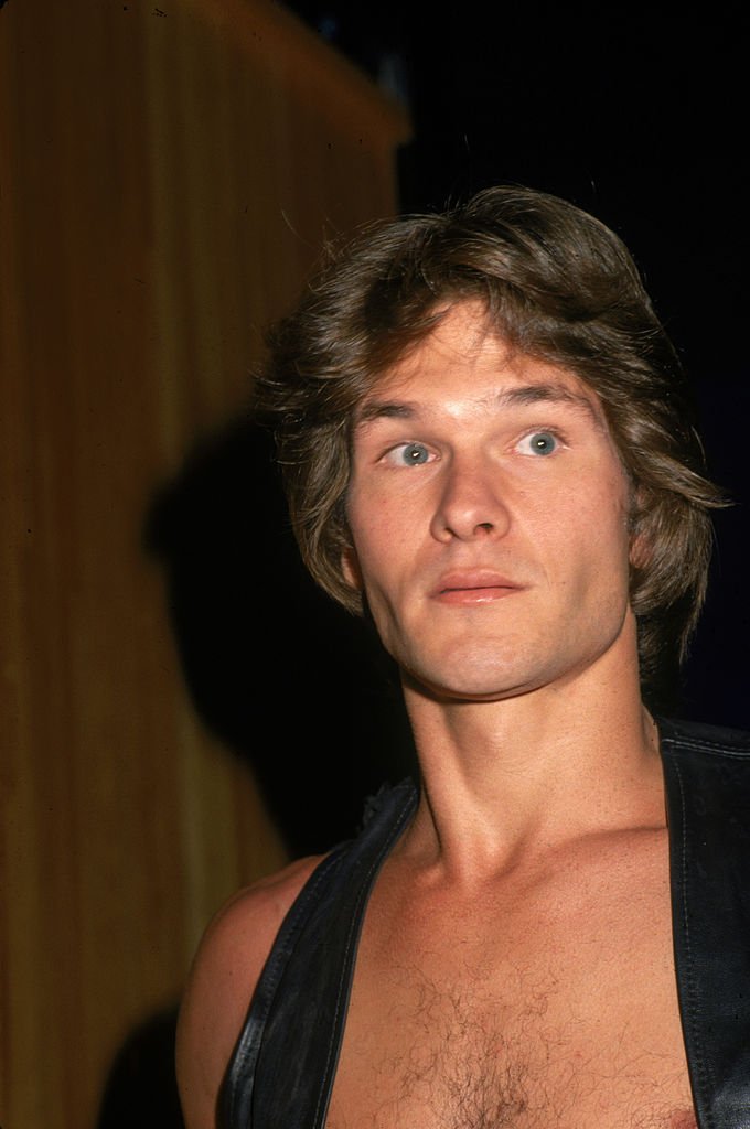 L'acteur américain Patrick Swayze lors de la soirée de lancement du film "Skatetown USA" à la patinoire des Flippers, Los Angeles, Californie, octobre 1979. | Photo : Getty Images L'acteur américain Patrick Swayze lors de la soirée de lancement du film "Skatetown USA" à la patinoire des Flippers, Los Angeles, Californie, octobre 1979. | Photo : Getty Images