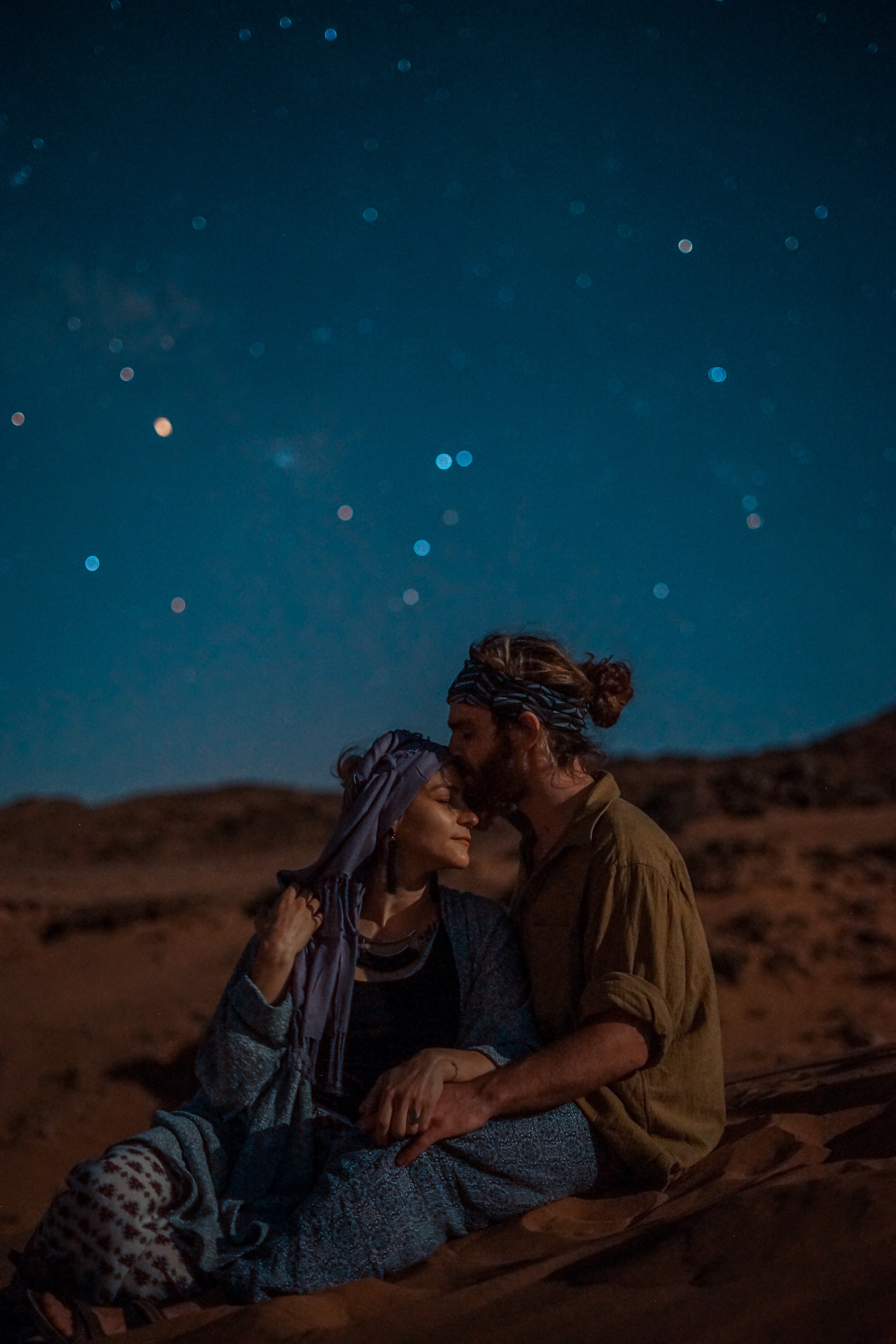 A couple in the desert. | Source: Unsplash