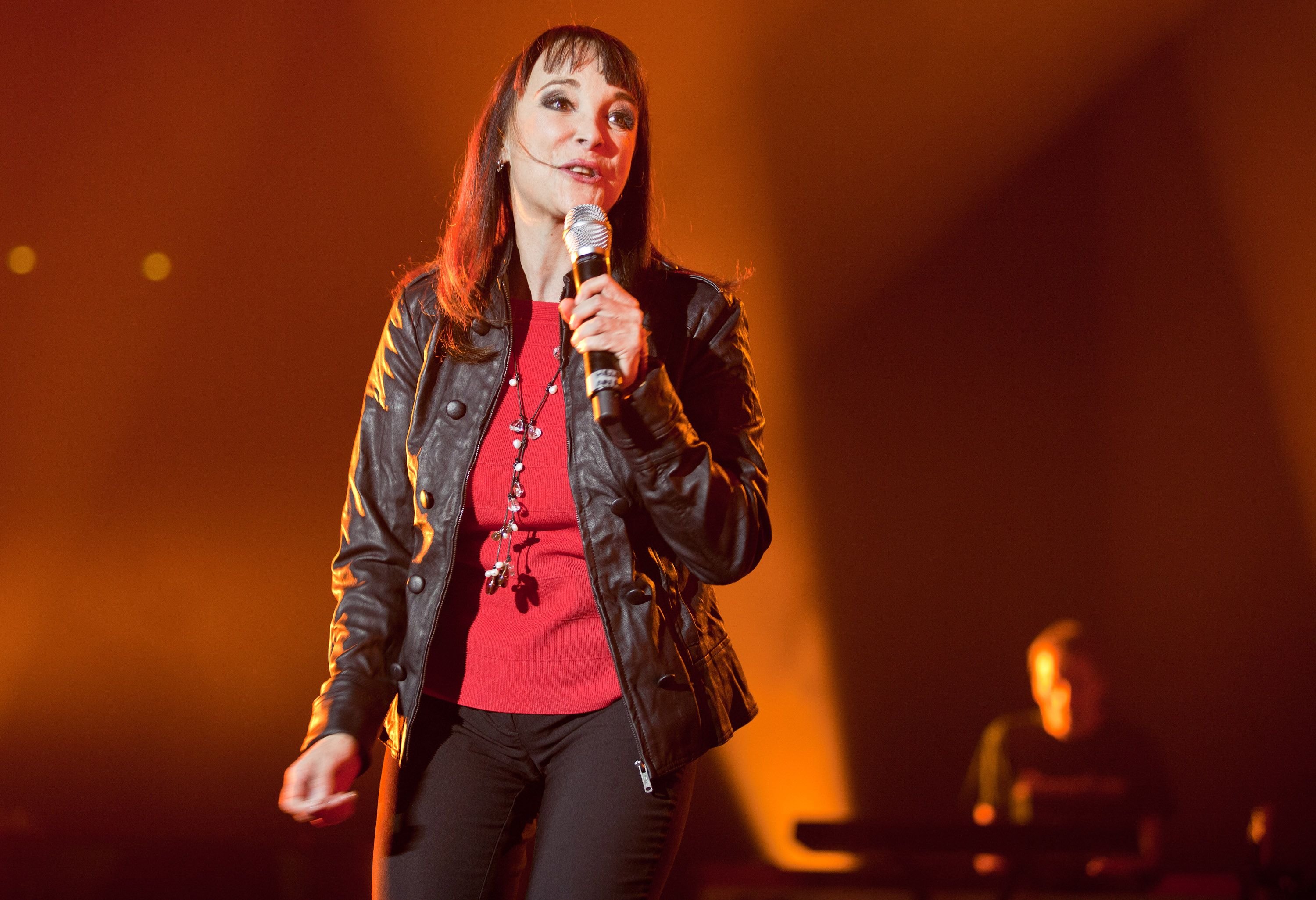 Ariane Carletti chante en live au Palais Omnisports de Bercy le 18 décembre 2010 à Paris, France. | Photo : Getty Images Ariane Carletti chante en live au Palais Omnisports de Bercy le 18 décembre 2010 à Paris, France. | Photo : Getty Images