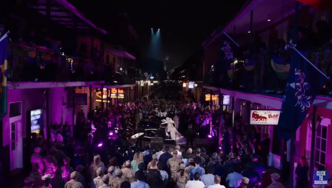 Lady Gaga performs as the crowd encircles her on stage on Bourbon Street in New Orleans | Source: Facebook/TVVNoticias