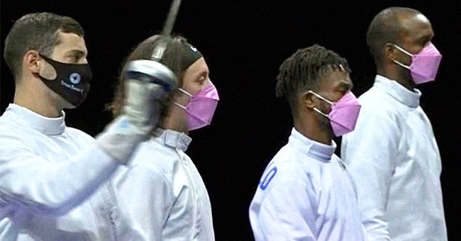 Olympic fencers from team US protest against their teammate by wearing pink face masks | Photo: Twitter/IbtihajMuhammad