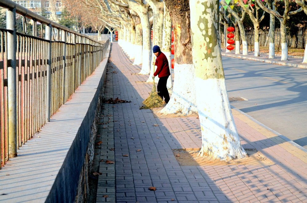 Mujer barriendo las calles de la ciudad. | Imagen: Public Domain Pictures Mujer barriendo las calles de la ciudad. | Imagen: Public Domain Pictures
