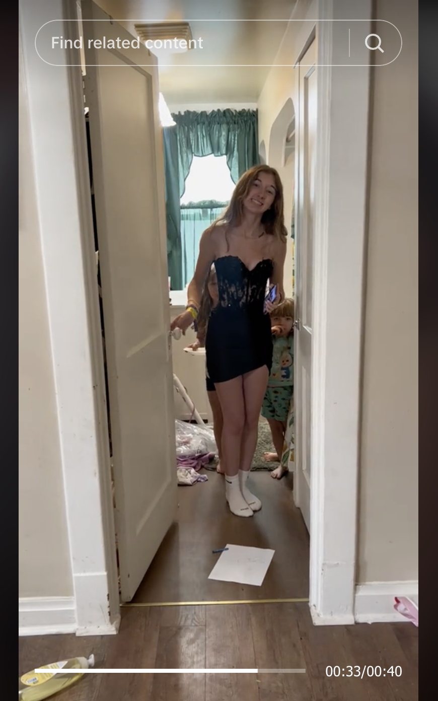 Ashlyn, 16, comes out of her room after putting on her dream homecoming dress | Source: tiktok.com/@amyjackson9213
