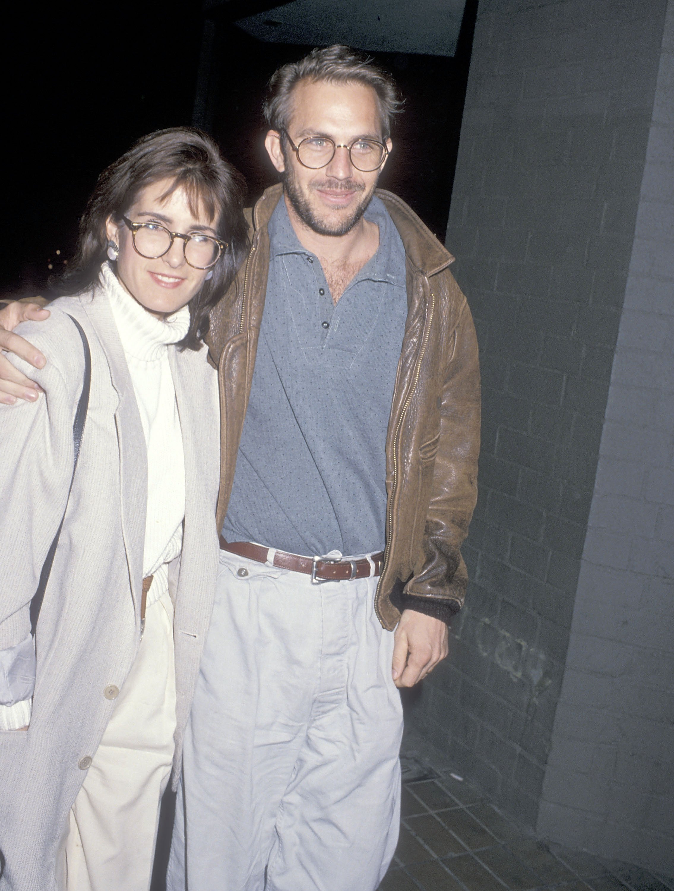Actor Kevin Costner with Cindy Silva at the Westwood Playhouse in Westwood California, on January 13, 1989 | Source: Getty Images