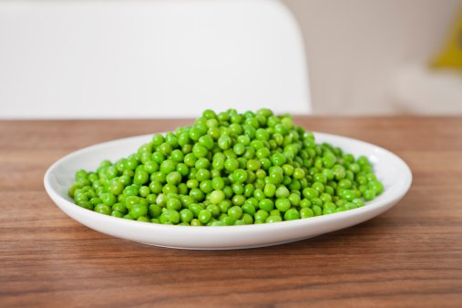 Un plateau de petits pois sur une table. | Photo : Getty Images