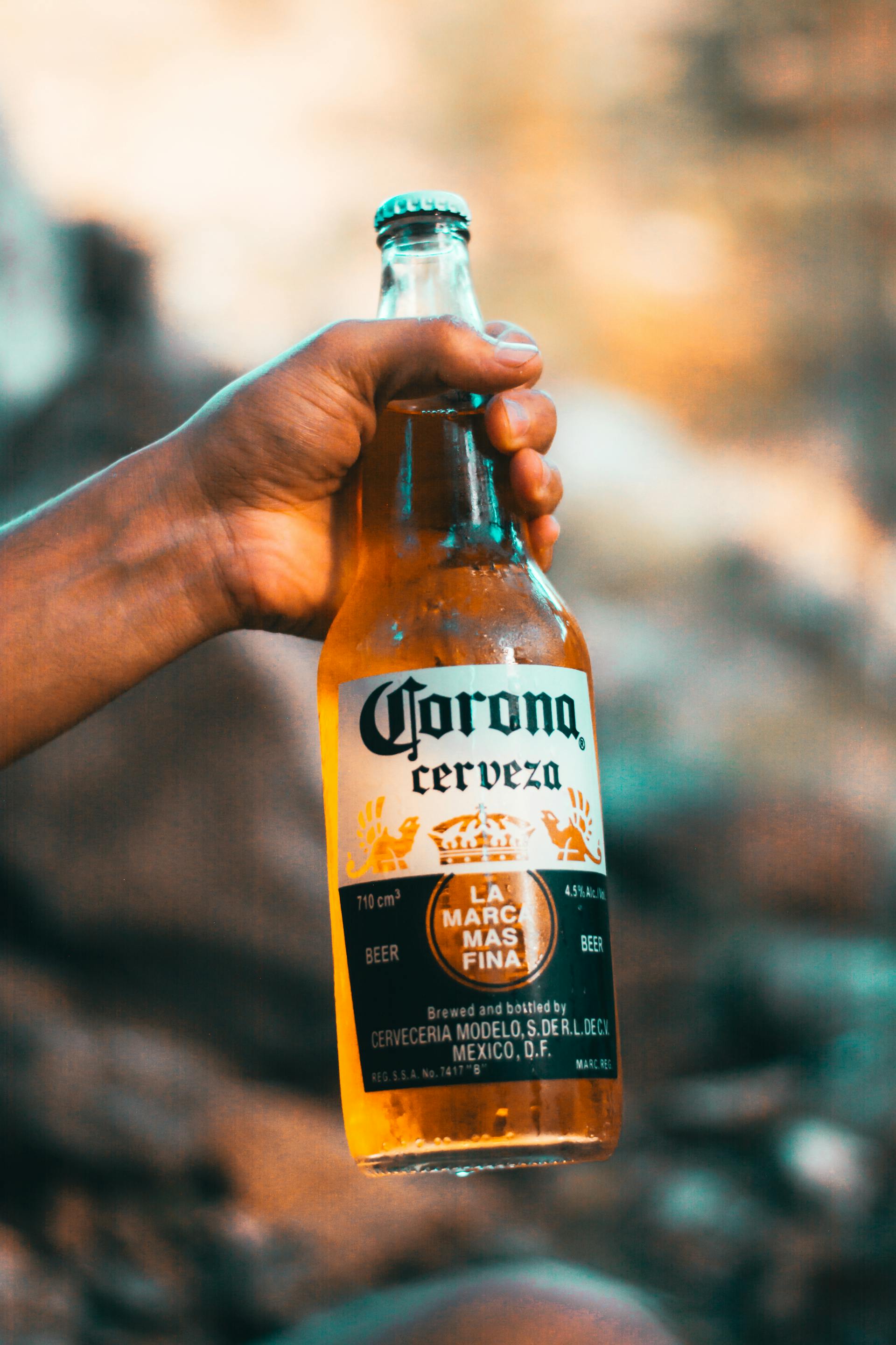 A person holding a beer bottle | Source: Pexels