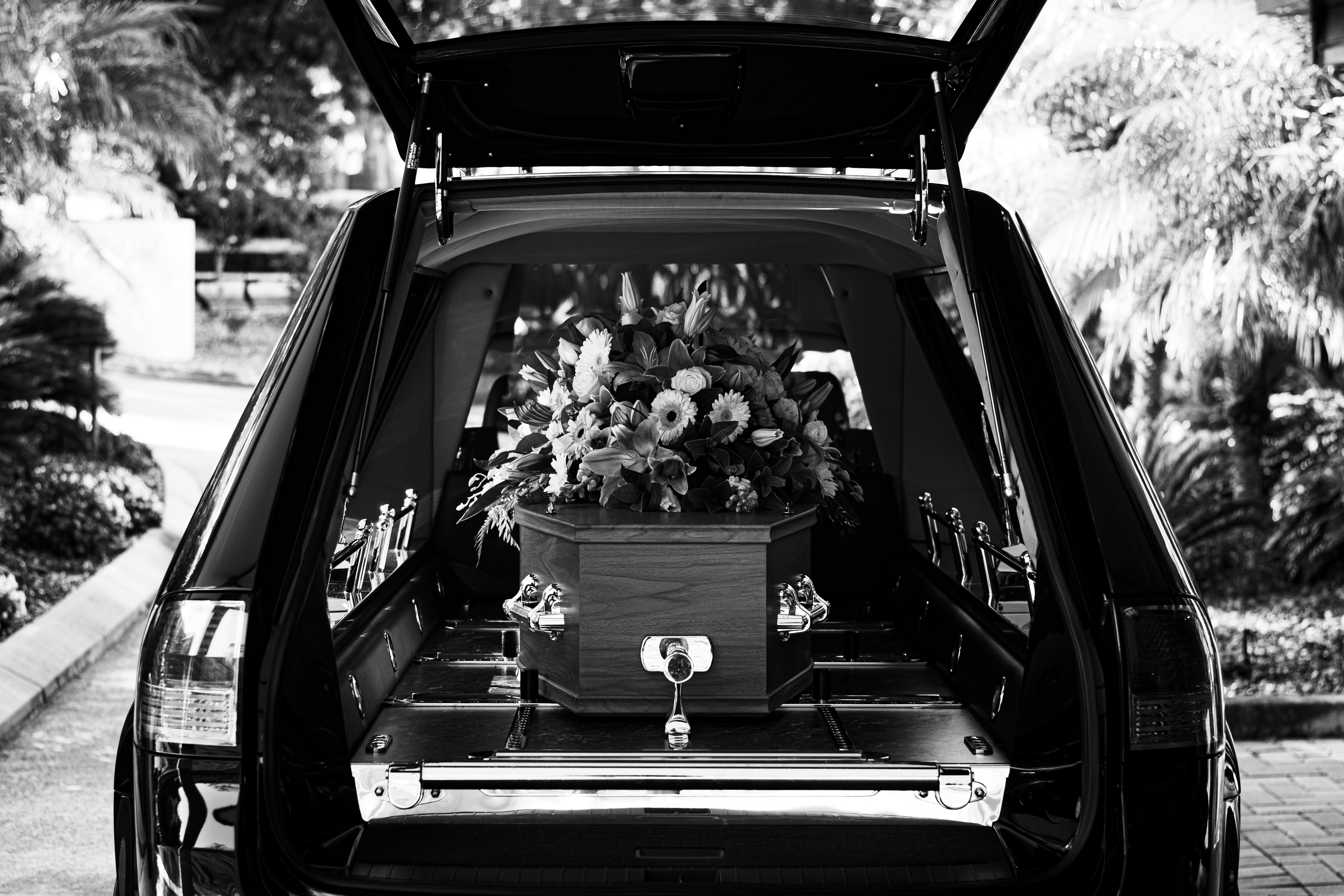 Ataúd en carro fúnebre. | Foto: Unsplash