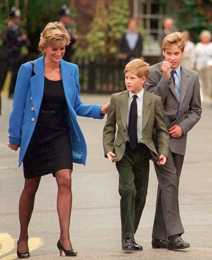 Princes Diana walks with sons Prince Harry and Prince William in September 1995 | Photo: Getty Images