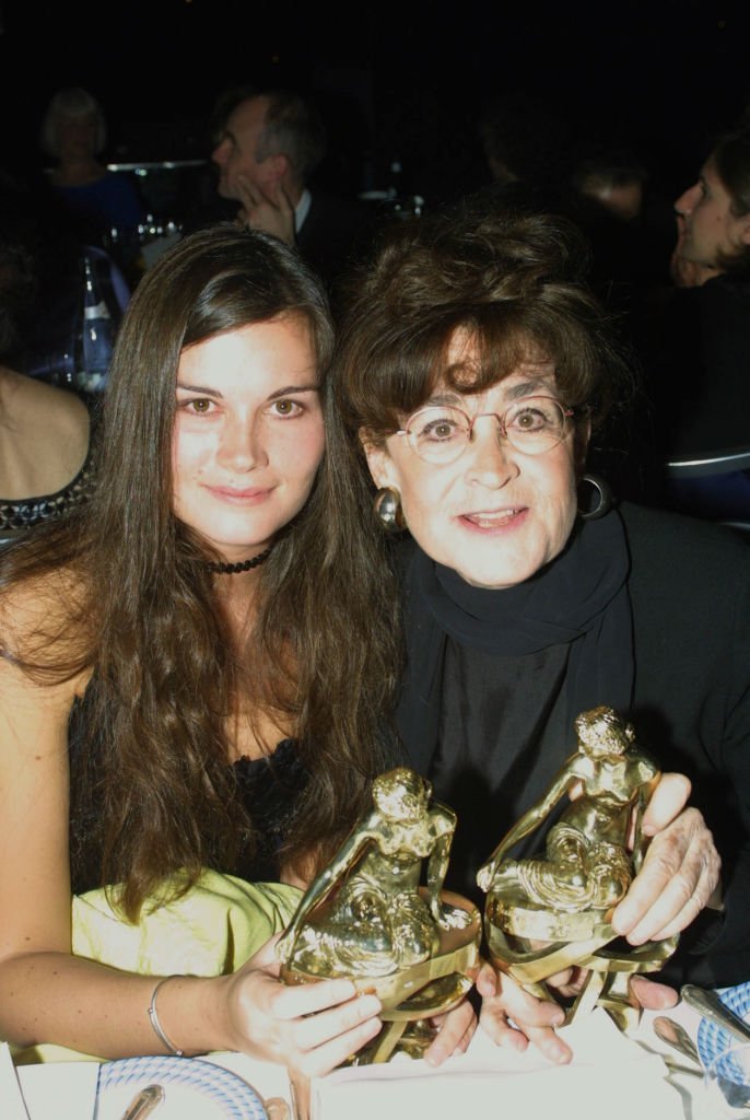 Marina Hands, qui a remporté le prix de la meilleure actrice pour sa performance dans "Un pique-nique chez Osiris" avec Nina Companeez, réalisatrice, qui a remporté un prix pour la meilleure série. | Photo : Getty Images.
