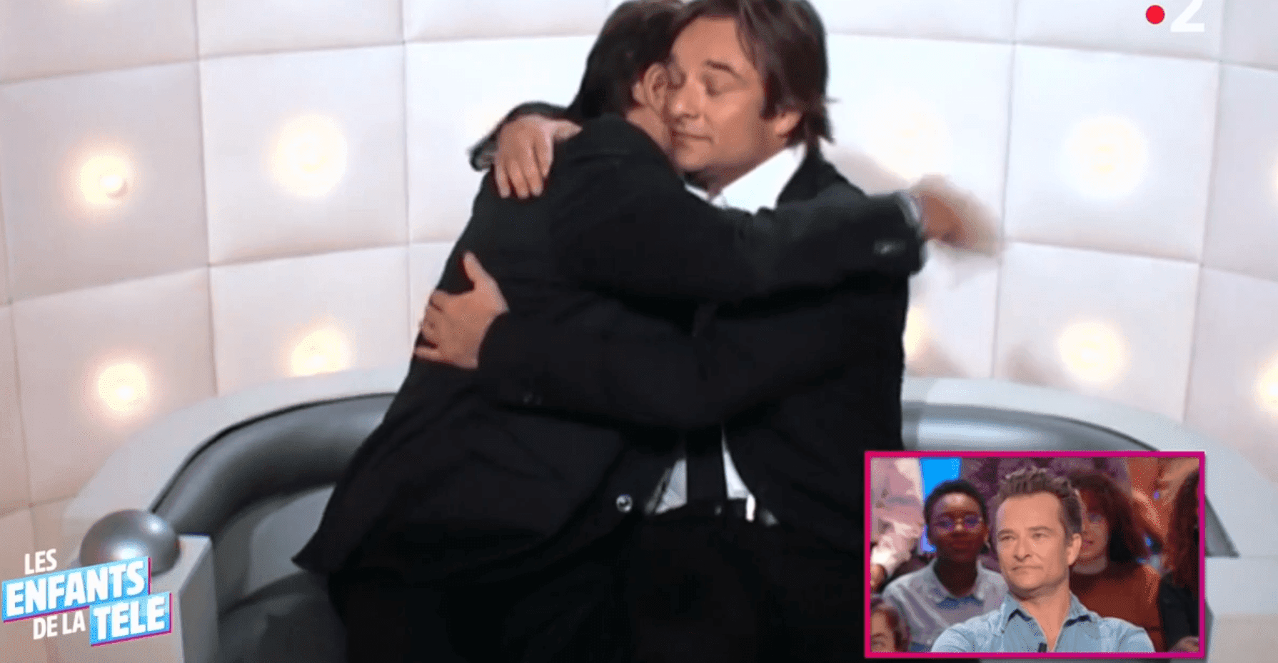 Source : Daily Motion - David et Johnny Hallyday s'embrassant lors de l'interview Source : Daily Motion - David et Johnny Hallyday s'embrassant lors de l'interview