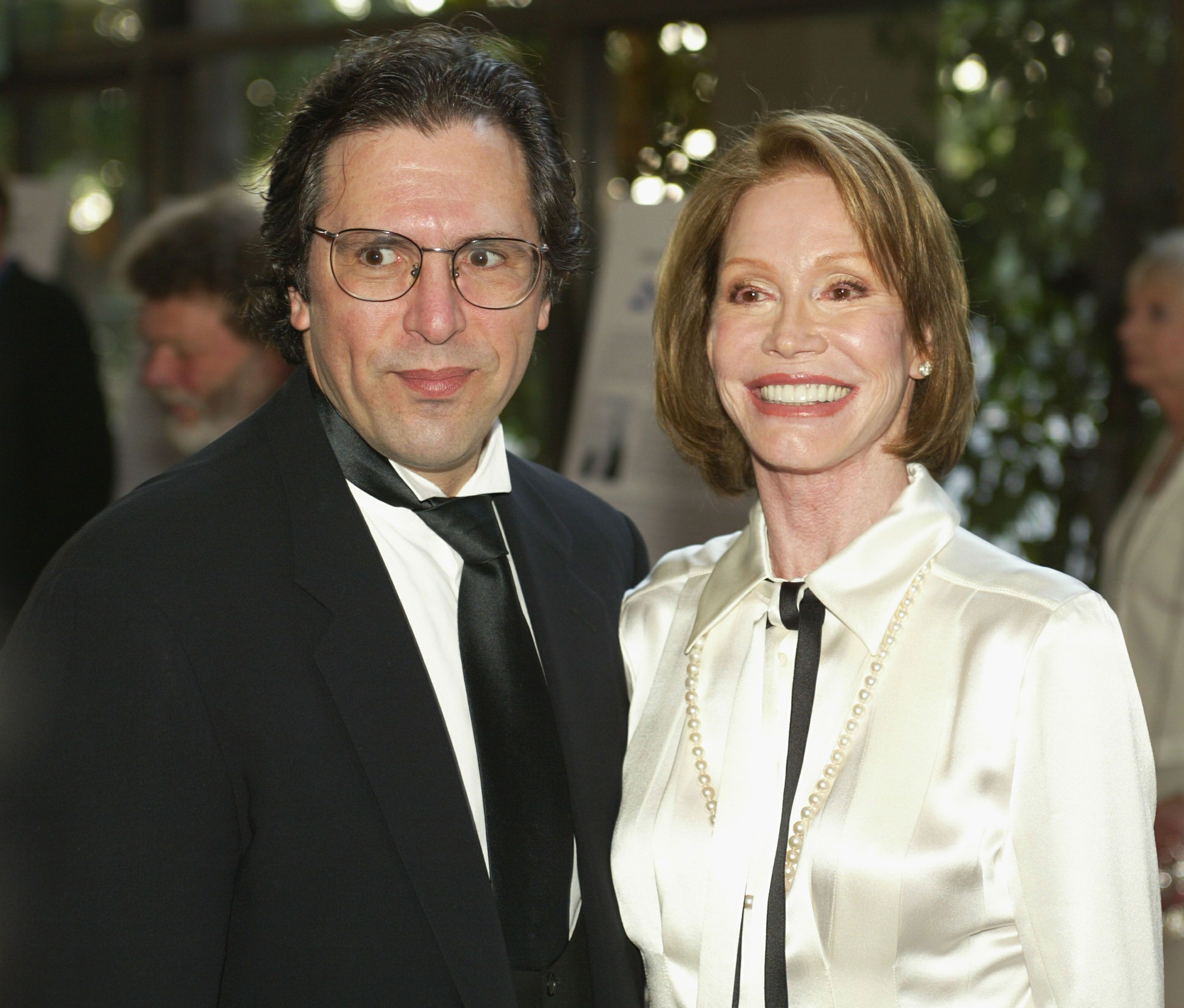 Dr. Robert Levine and Mary Tyler Moore at the American Screenwriters Associations' "Screenwriting Hall of Fame Awards" in Los Angeles, California on August 3, 2002 | Photo: Kevin Winter/ImageDirect/Getty Images