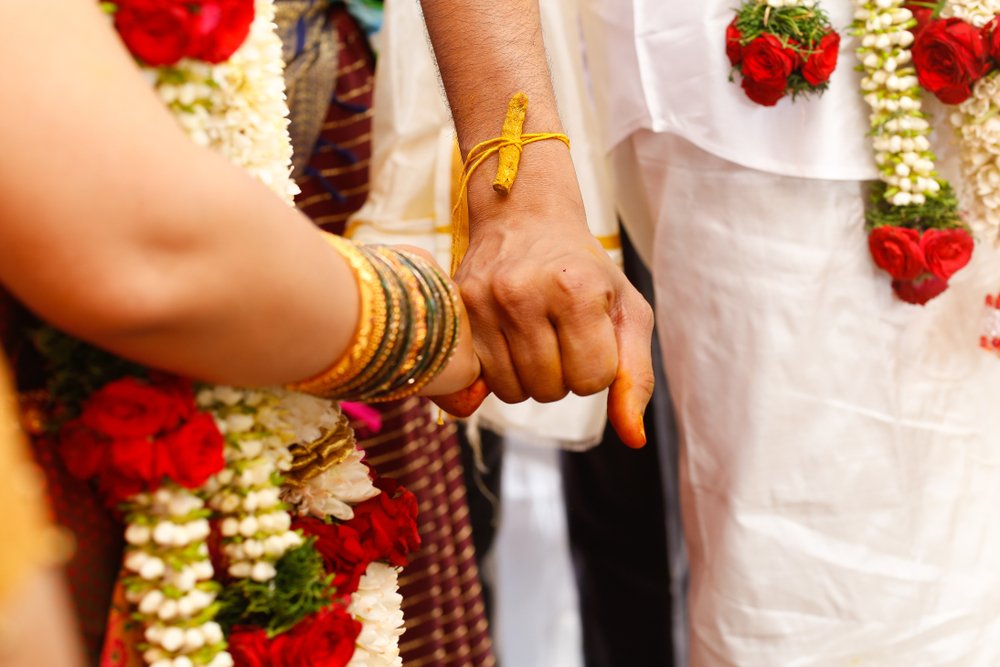 Pareja india tomada de la mano. | Foto: Shutterstock.