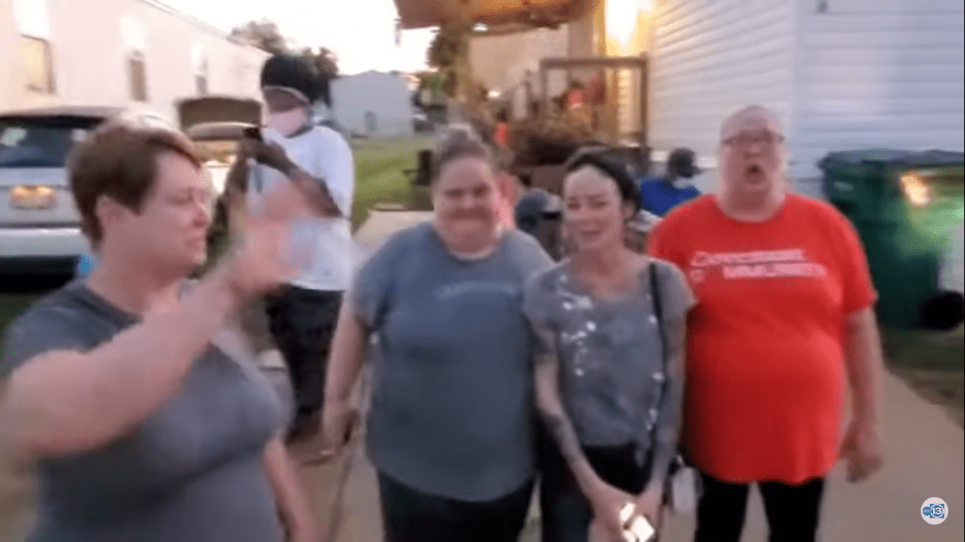 Community showed up to help elderly sick couple. | Photo: YouTube.com/ABC13 Houston