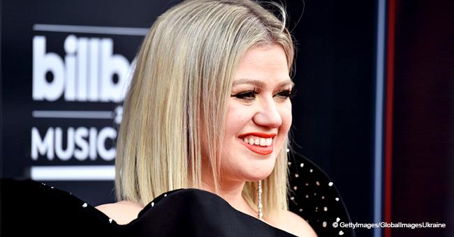 Kelly Clarkson Reminds Her Fans of Candy and Ice Cream with Her Multicolored Dress