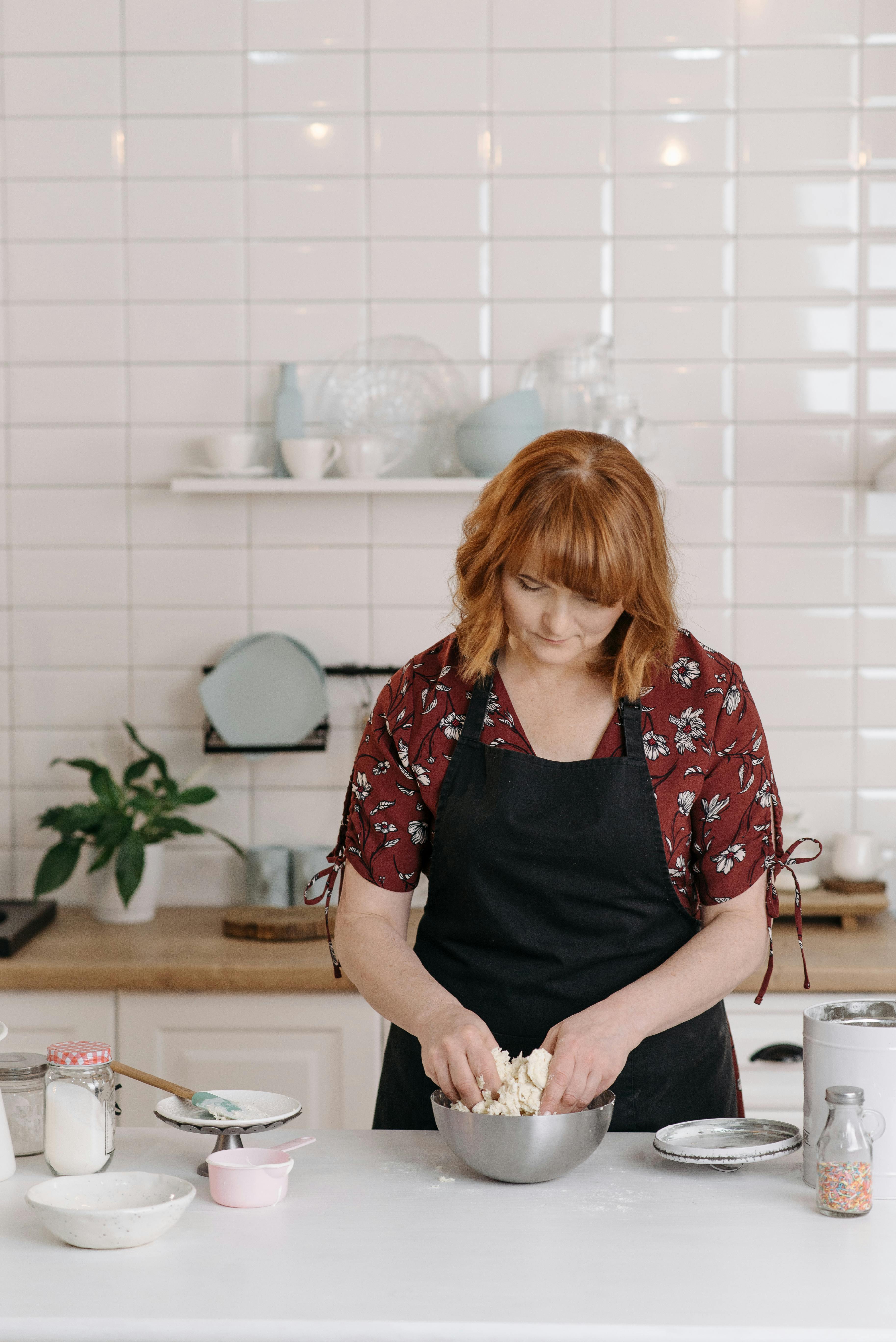 A woman cooking | Source: Pexels