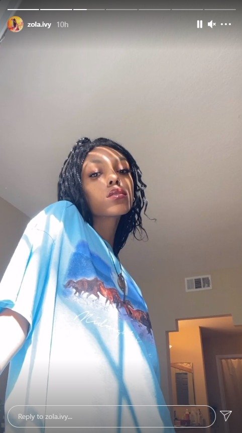 Zola Ivy Murphy poses in a blue horse-print T-shirt. | Photo: Instagram.com/zola.ivy/