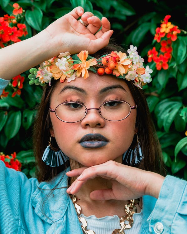 Mujer con gafas y maquillaje posando rodeada de naturaleza. | Foto: Pexels Mujer con gafas y maquillaje posando rodeada de naturaleza. | Foto: Pexels