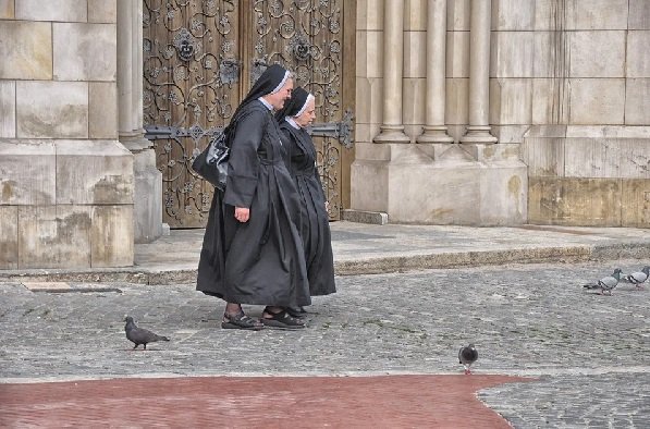 Monjas caminan frente a una catedral. | Foto: Pixabay