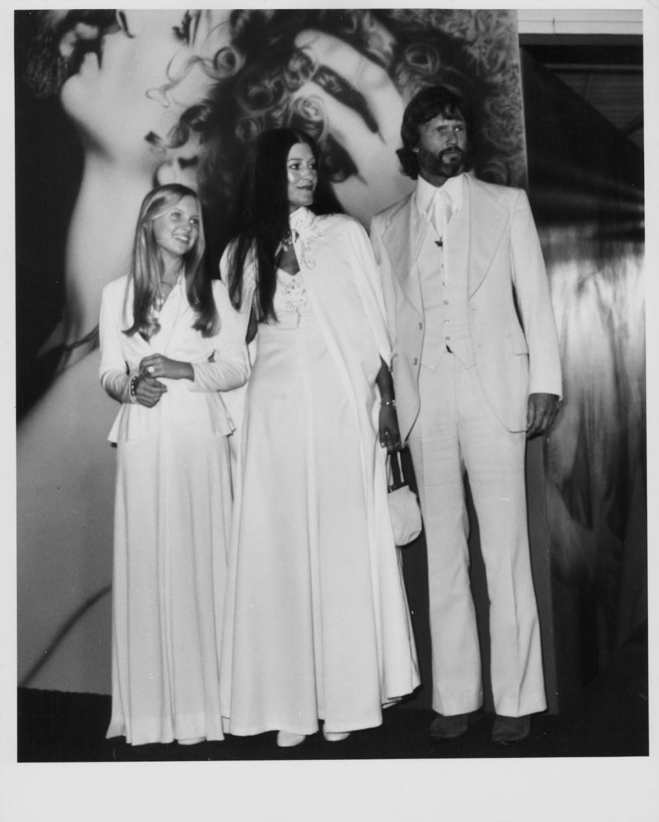 Tracy Kristofferson, Rita Coolidge, and Kris Kristofferson at the premiere of "A Star is Born"  in December 1976. | Source: Getty Images