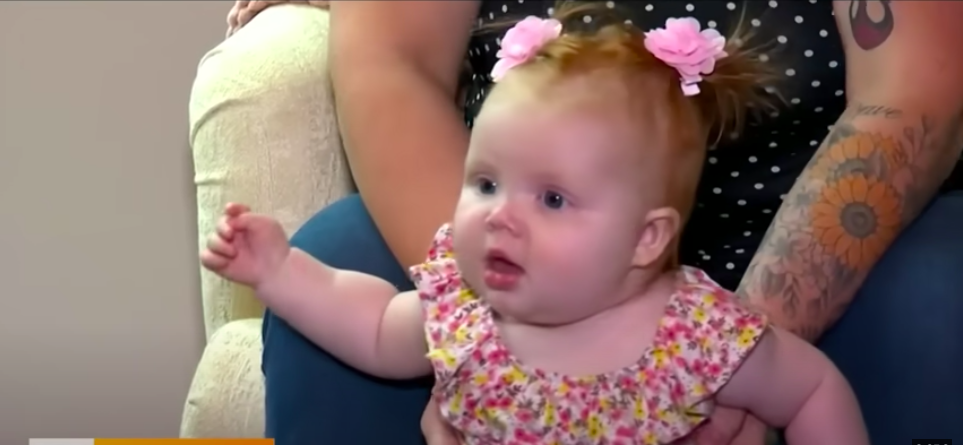 Baby Zoey, das in der Safe Haven Baby Box in Florida gefunden wurde. | Quelle: Youtube.com/CBS Miami