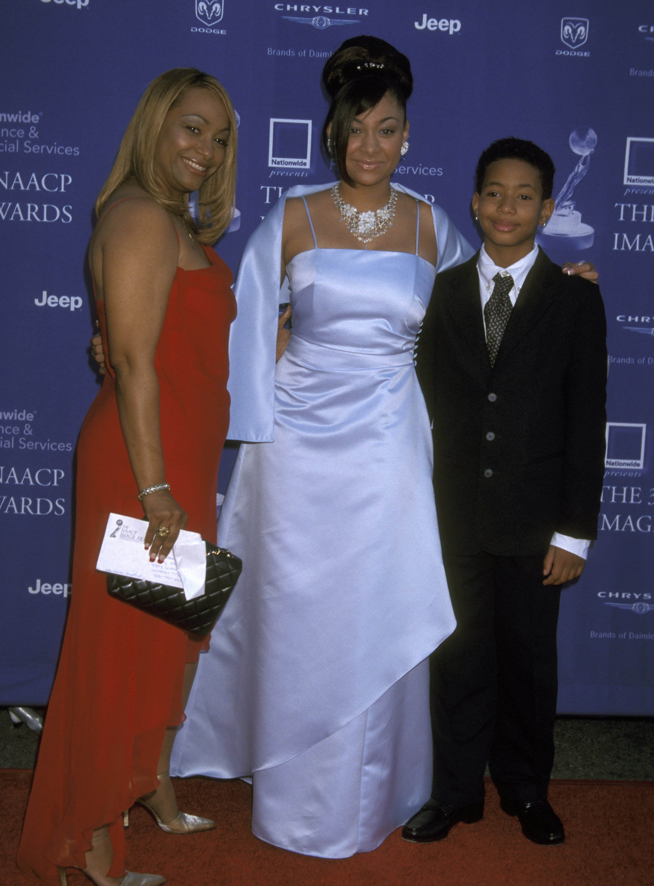 Raven Symone, Mom Lydia Gaulden, and Brother Blaize Pearman at The 33rd NAACP Image Awards on February 23,2002 | Source: Getty Images