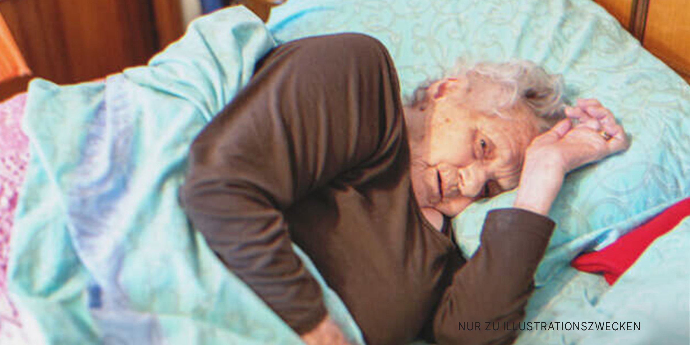 Alte Frau im Bett. | Quelle: Shutterstock