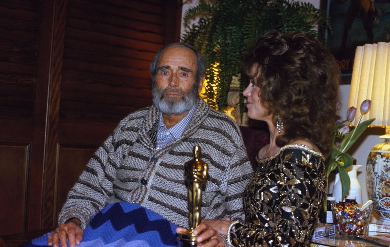 Henry Fonda and his daughter, Jane Fonda, holding the Oscar at his home in March 1982 | Photo: Getty Images