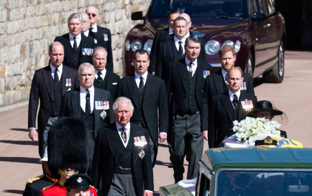 Peter Phillips entre ses cousins pendant les obsèques du prince Philip. | Photo : Getty Image
