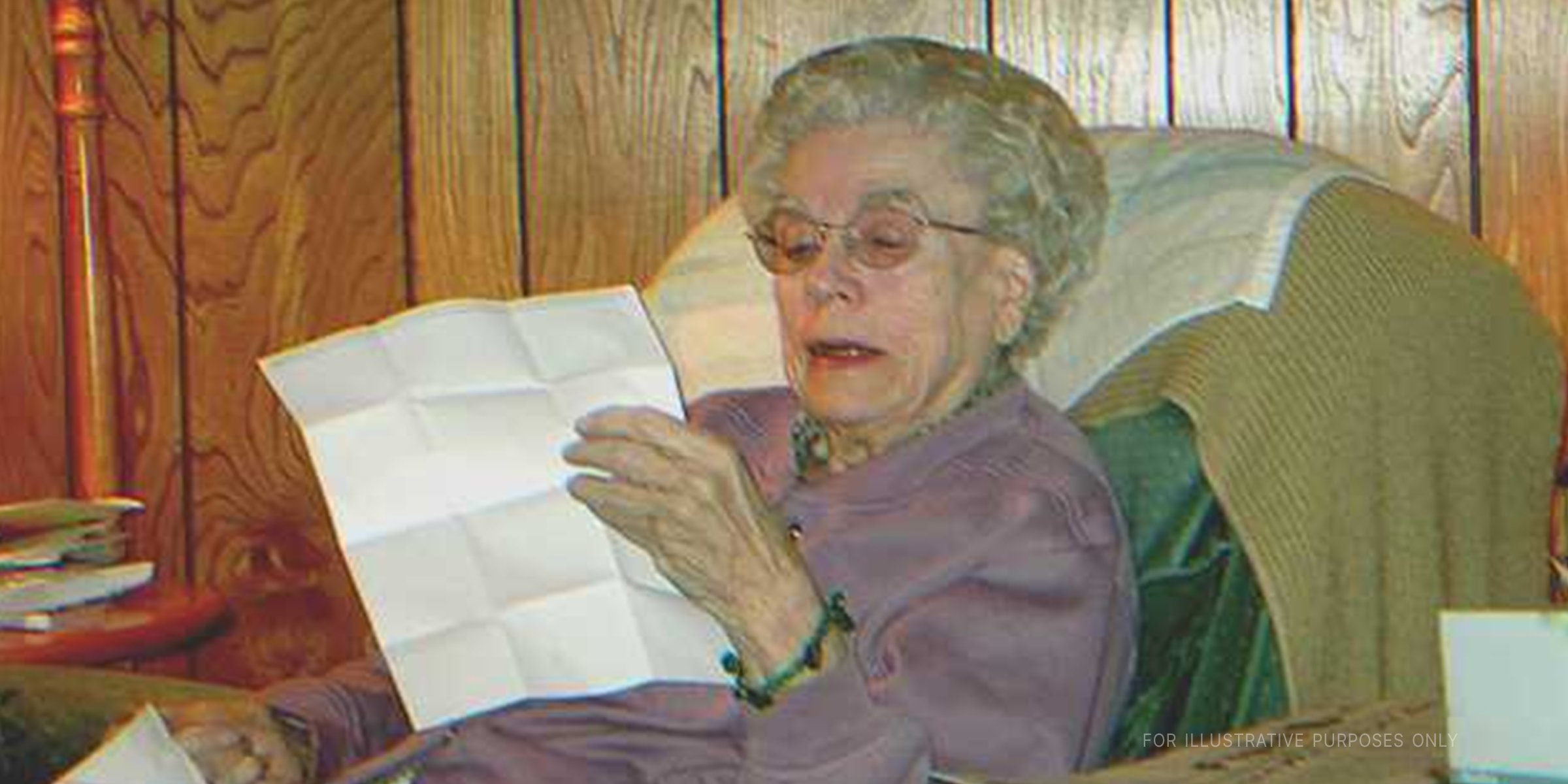 Anciana lee una carta | Foto: Flickr / Matthew Bietz (CC BY-SA 2.0)