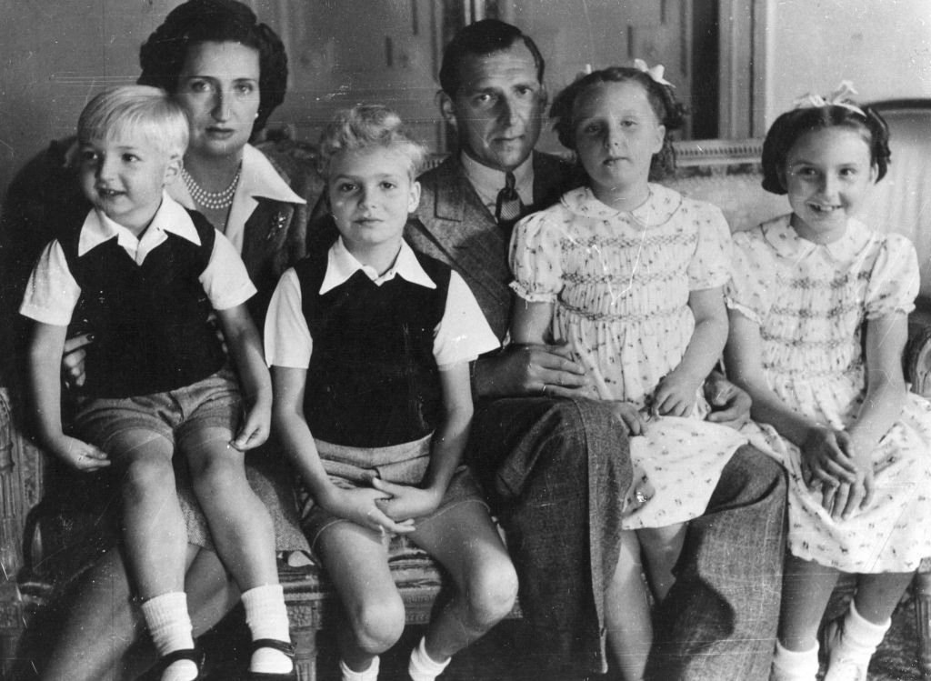 Juan de Borbón con su esposa, la Princesa María Mercedes y sus hijos, Juan Carlos, María del Pilar, Margarita y Alfonso el 15 de agosto de 1945, en Suiza. | Foto: Getty Images Juan de Borbón con su esposa, la Princesa María Mercedes y sus hijos, Juan Carlos, María del Pilar, Margarita y Alfonso el 15 de agosto de 1945, en Suiza. | Foto: Getty Images