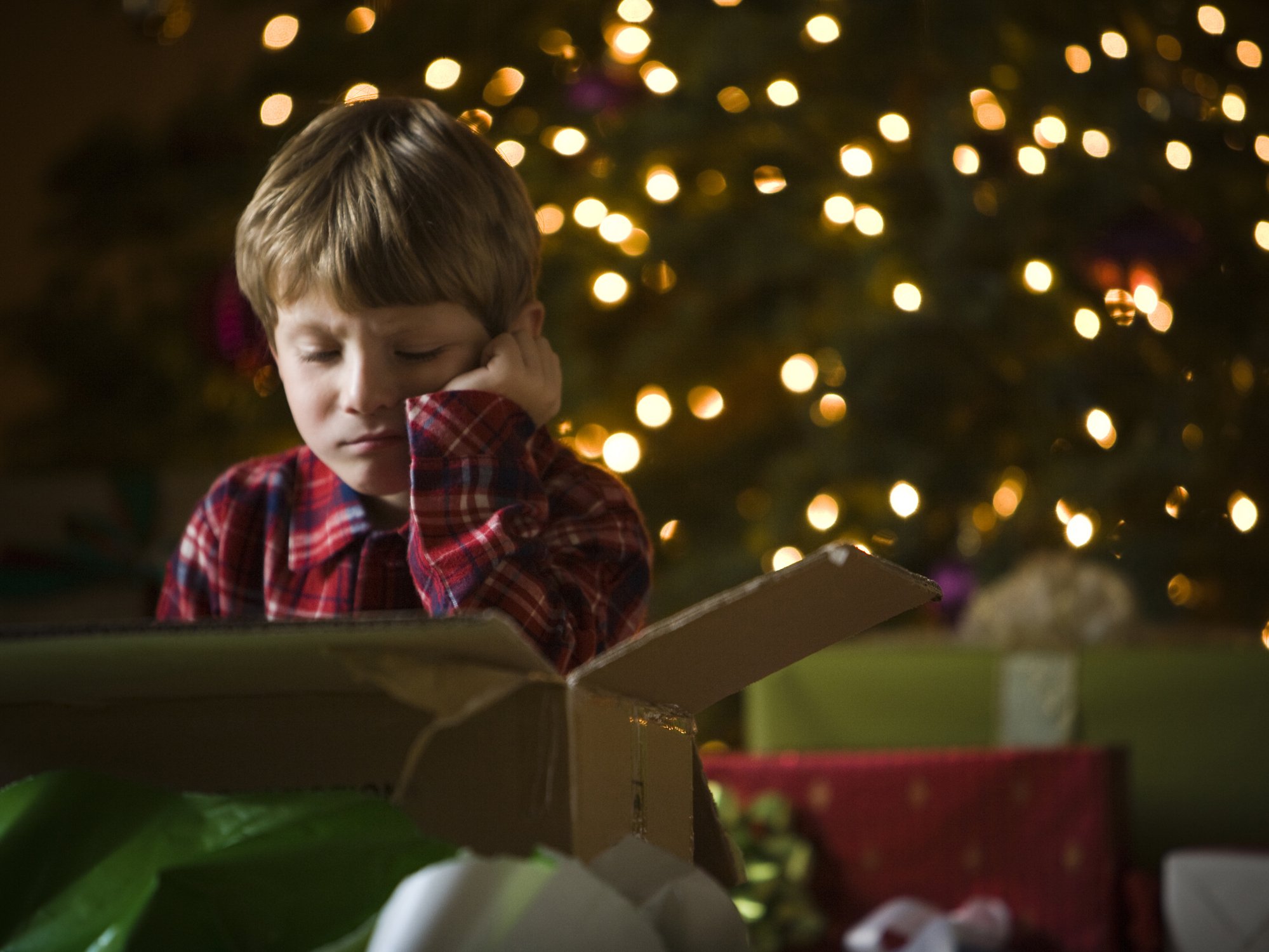 Trauriger Junge mit Geschenken  | Quelle: Getty Images
