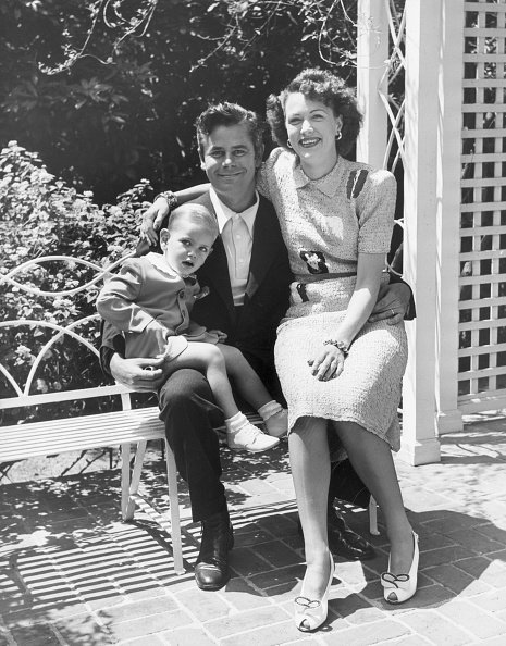 Glenn Ford with his wife, Eleanor Powell and their son, Peter Ford.| Photo: Getty Images.