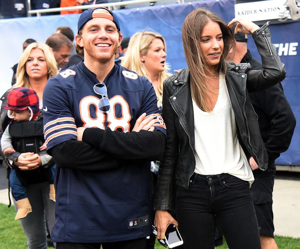 Patrick Kane with his girlfriend Amanda Grahovec at the NFL game between the Chicago Bears and the Oakland Raiders on October 4, 2015 | Photo: Getty Images