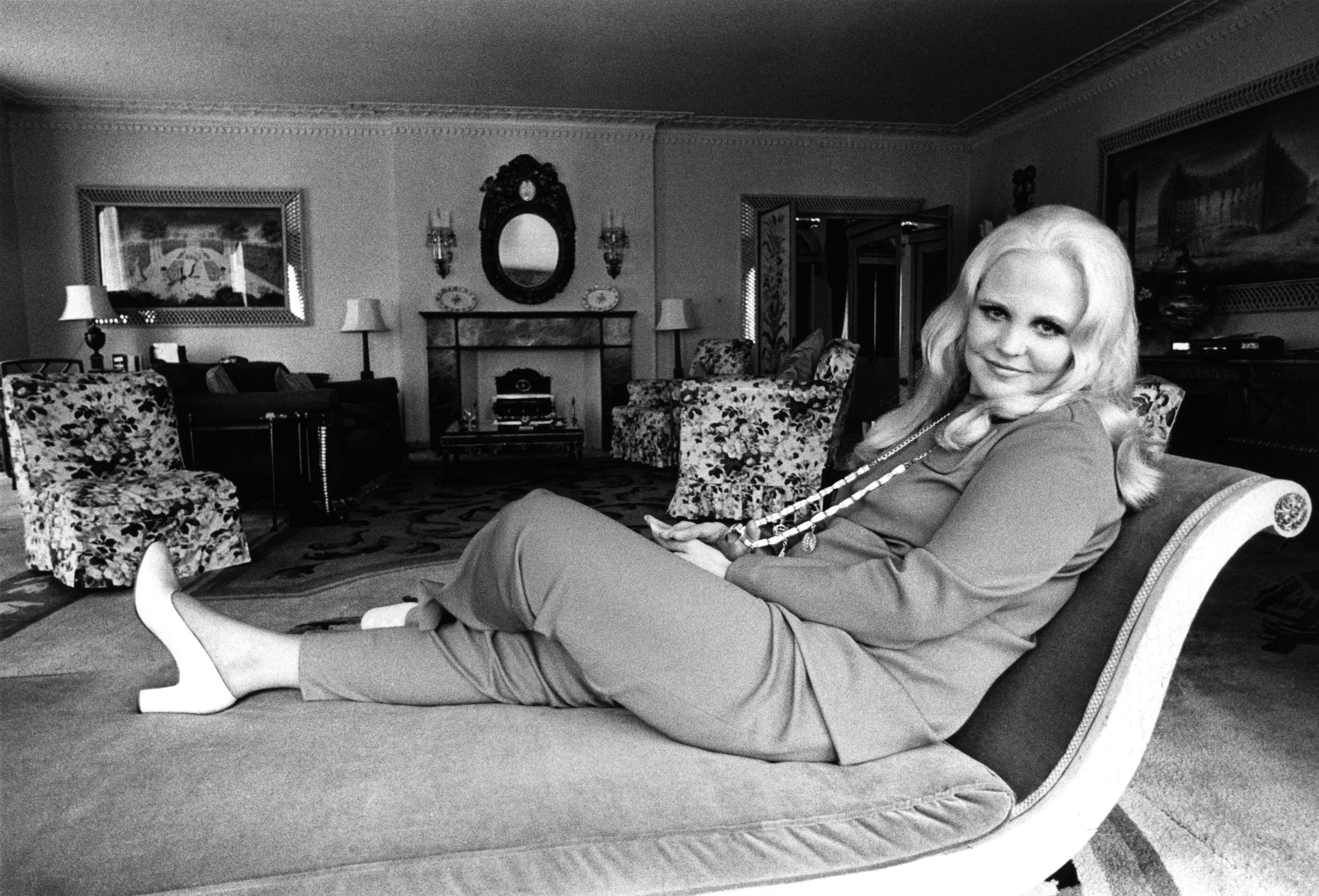 American singer Peggy Lee relcining on a chaise longue before a Royal Albert Hall concert, 1970 | Photo: Getty Images