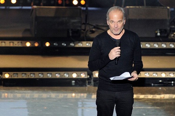 Laurent Baffie présente sur scène lors de La Nuit De La Deprime 2 à l'Olympia le 10 février 2014 à Paris, France. | Photo : Getty Images