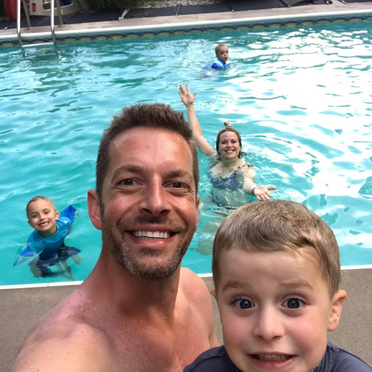 Many wondered if Amanda knew her husband had lost his job. Kristopher and Amanda Karolkiewicz with three of their kids having fun at a pool, posted on July 9, 2019. | Source: Facebook/Kr Ka