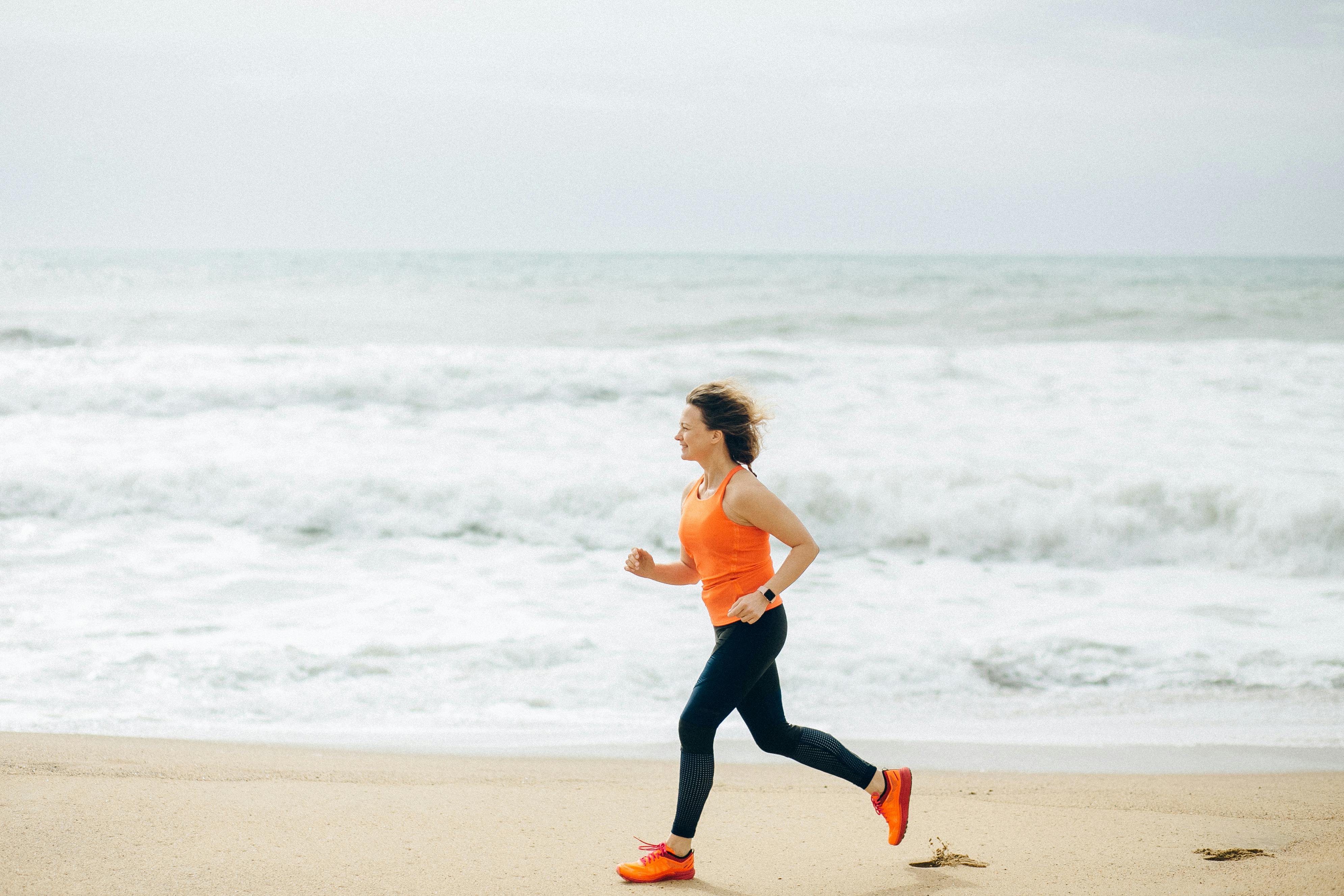 A woman comfortably running by the beach | Source: Pexels