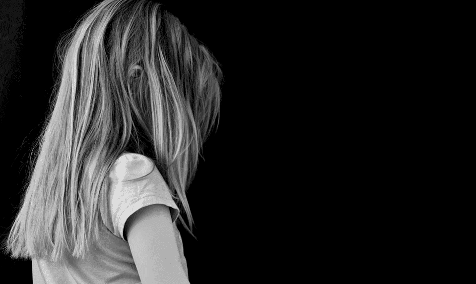 A black-and-white portrait of a sad young girl. | Photo: Pixabay