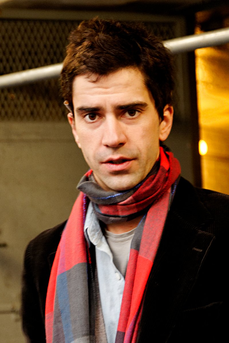  Hamish Linklater at the stage door of the John Golden Theatre after a performance of Theresa Rebeck’s Seminar, 2011 | Photo: Wikimedia Commons Images