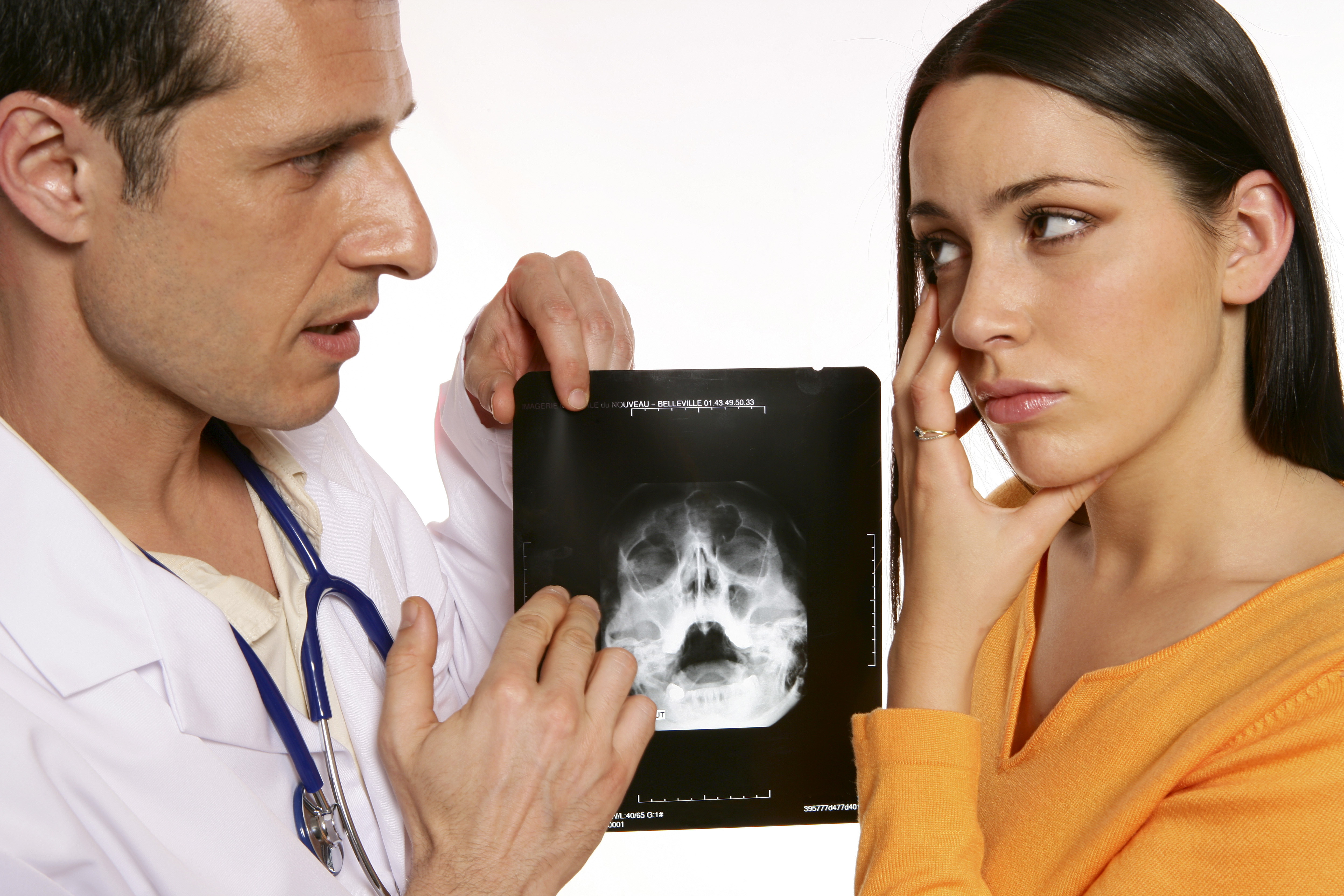 Physician explains diagnostic imaging results to a concerned patient during a sinus consultation | Source: Getty Images