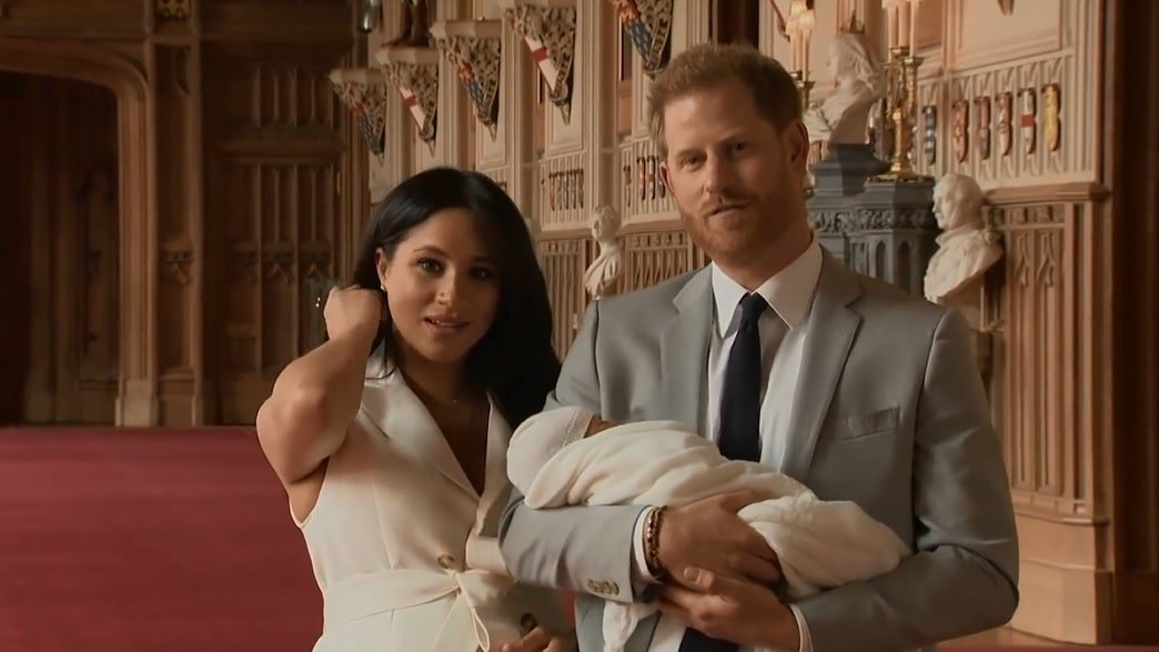 Meghan Markle, Prinz Harry und Sohn Archie | Quelle: Youtube/Nicki Swift