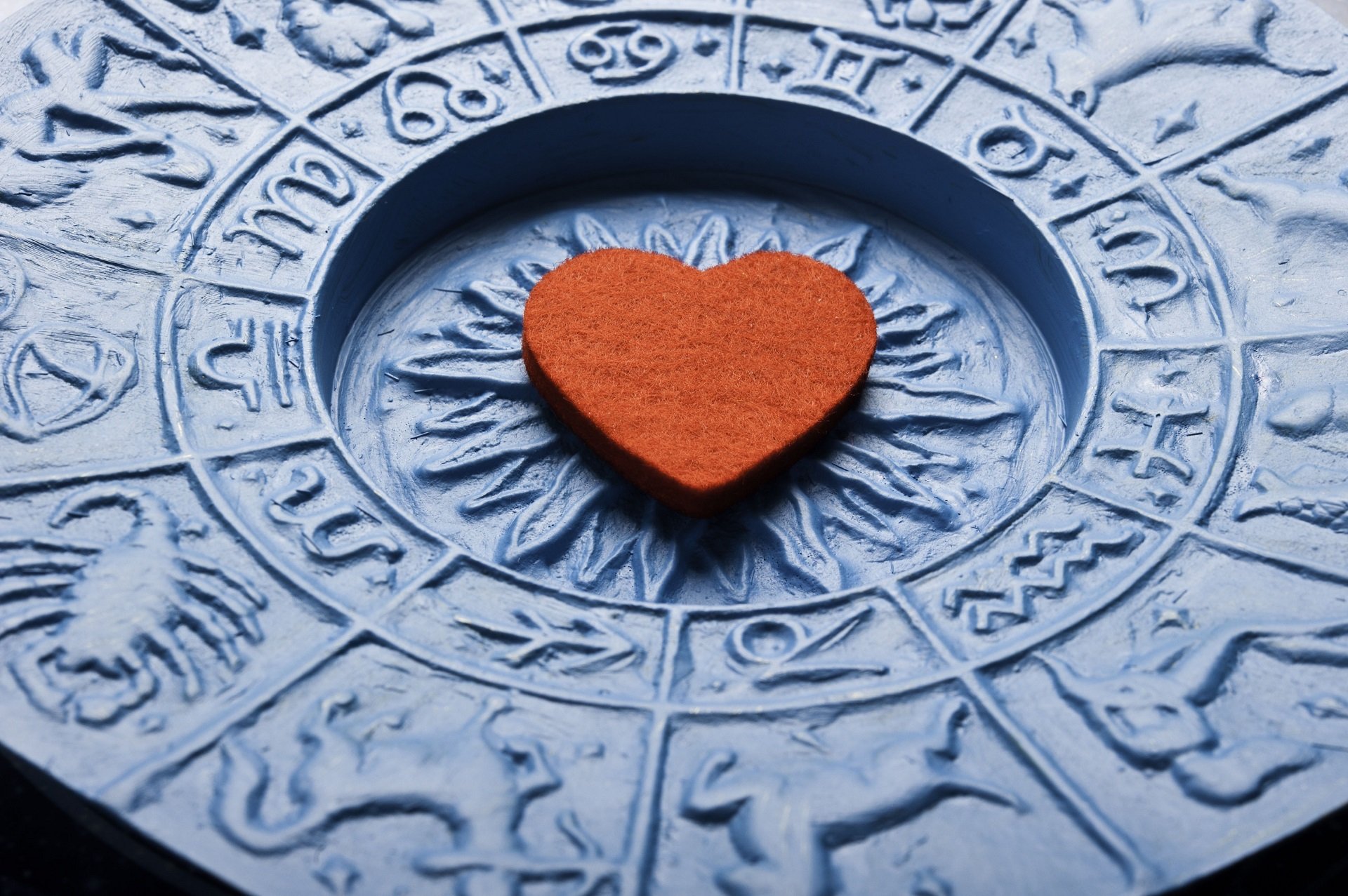 Corazón sobre platón astrológico || Fuente: Shutterstock Corazón sobre platón astrológico || Fuente: Shutterstock