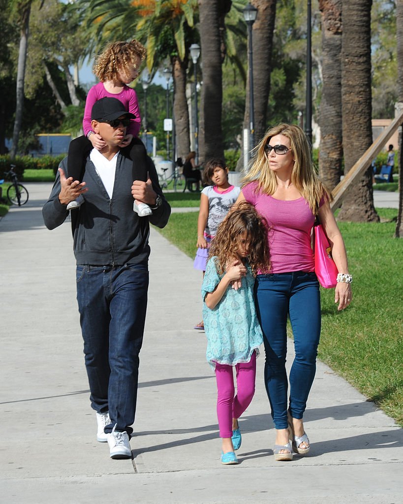  Alex Rodriquez with ex-wife Cynthia and daughters Ella and Natasha on November 11, 2011 in Miami, Florida. | Photo: Getty Images