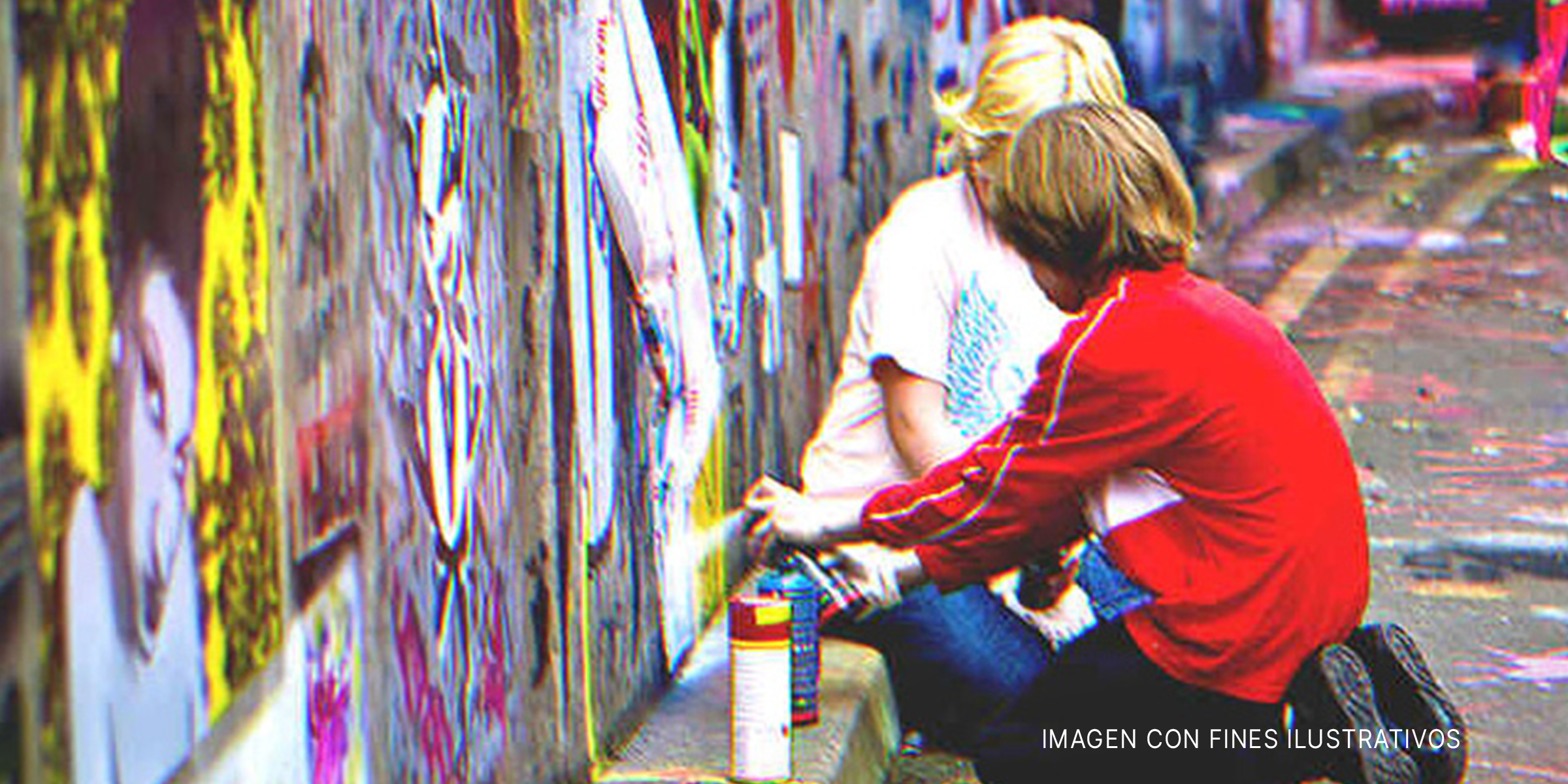 Niños pintando un mural con aerosol. | Foto: Shutterstock