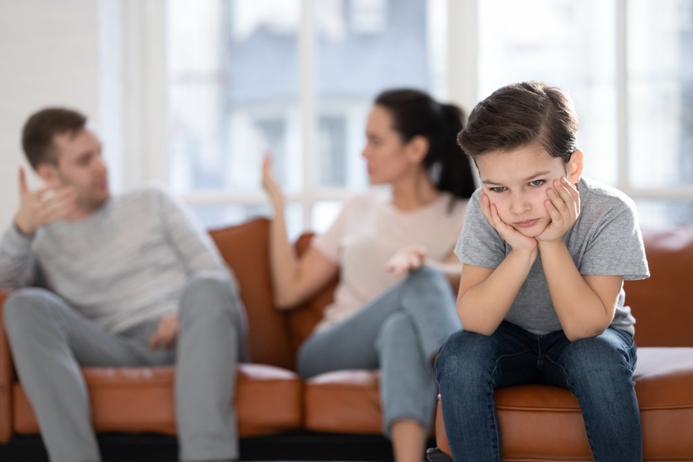 Niño triste al ver a sus padres discutiendo. | Foto: Shutterstock